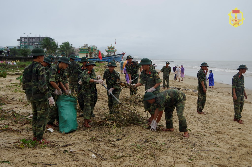 Tiểu đoàn PH906 tham gia vệ sinh môi trường biển