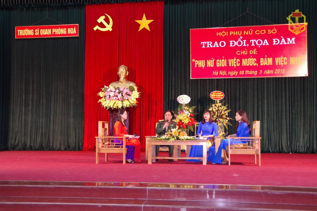 Hội phụ nữ cơ sở Trường Sĩ quan Phòng hóa tổ chức trao đổi, tọa đàm với chủ đề "Phụ nữ đảm việc nước, giỏi việc nhà