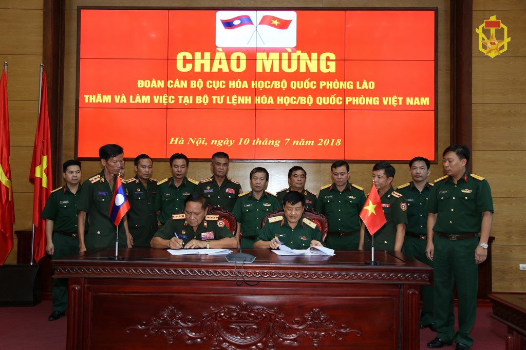 Đoàn Cục Hóa học QĐND Lào thăm và làm việc tại Binh chủng Hóa học