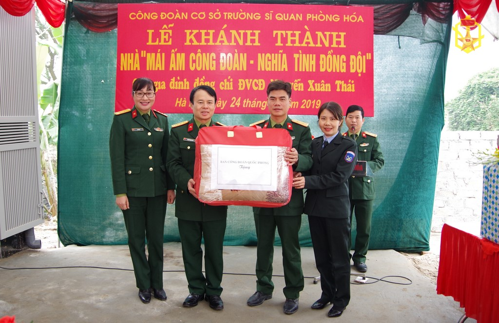 Trường Sĩ quan Phòng hóa tổ chức Lễ Khánh thành và trao tặng nhà “Mái ấm công đoàn, nghĩa tình đồng đội”
