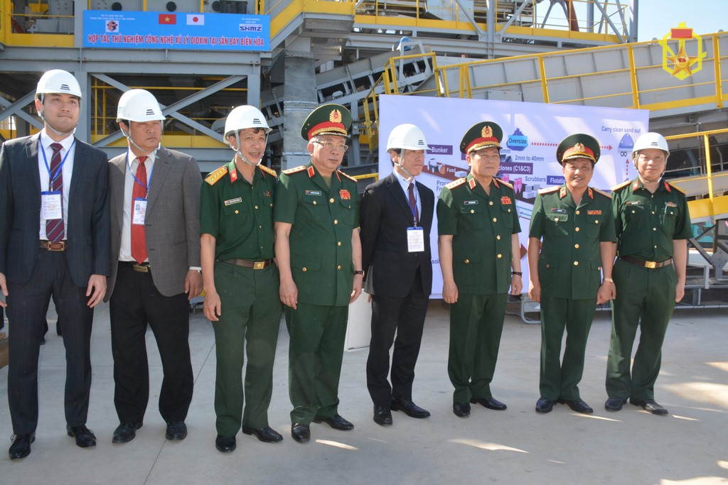 Đại tướng Ngô Xuân Lịch, Ủy viên Bộ Chính trị, Phó Bí thư Quân ủy Trung ương, Bộ trưởng Bộ Quốc phòng kiểm tra công tác xử lý chất độc dioxin tại sân bay Biên Hòa