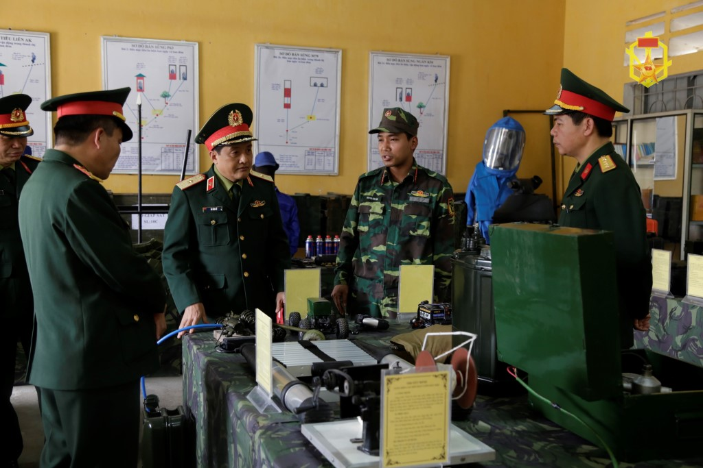 Tư lệnh Binh chủng Hóa học kiểm tra sẵn sàng chiến đấu và chúc Tết C66/Lữ đoàn 86