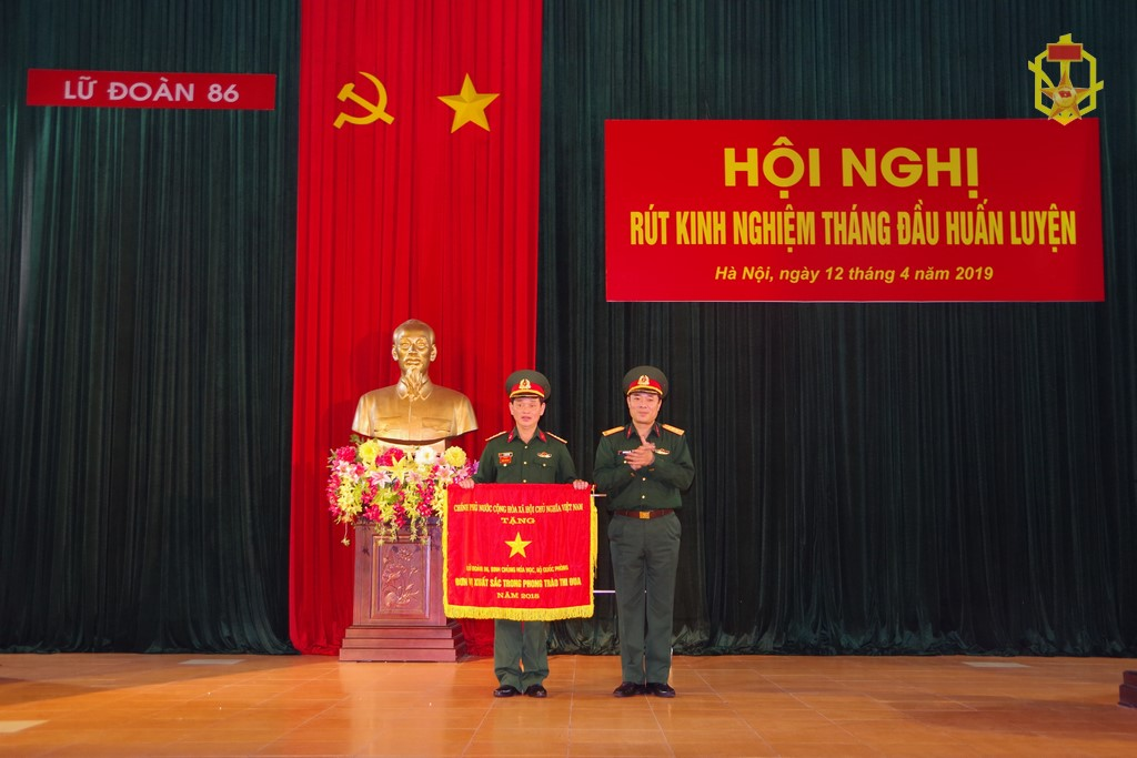 Lữ đoàn 86 tổ chức rút kinh nghiệm tháng đầu huấn luyện và đón nhận Cờ thi đua của Chính phủ