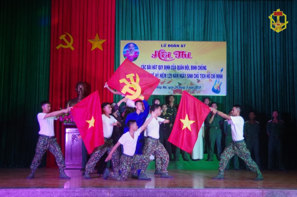 Lữ đoàn 87 thi các bài hát quy định trong Quân đội