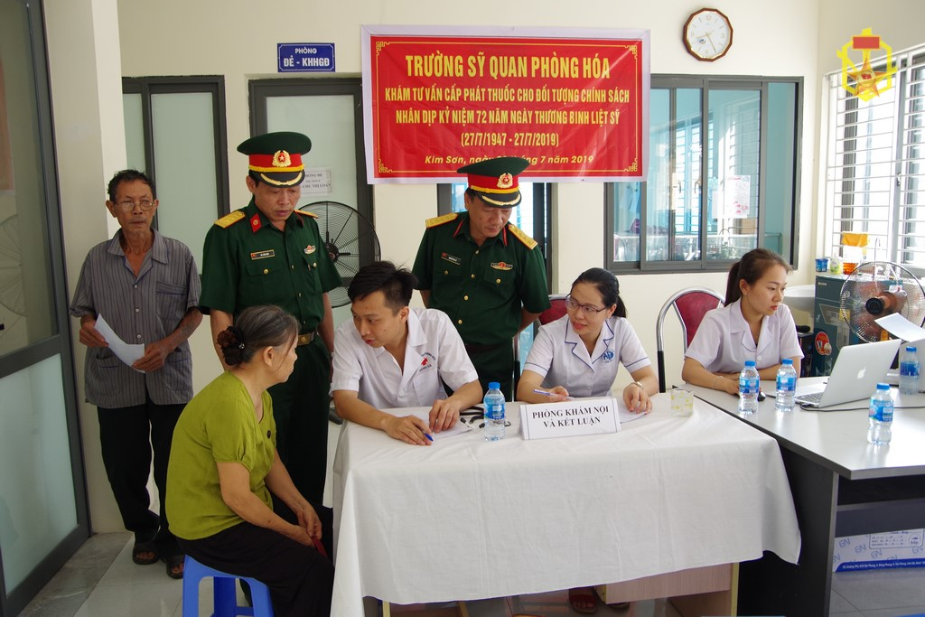 Trường Sĩ quan Phòng hóa khám bệnh, tư vấn sức khỏe, cấp thuốc miễn phí cho đối tượng chính sách nhân kỷ niệm 72 năm Ngày Thương binh Liệt