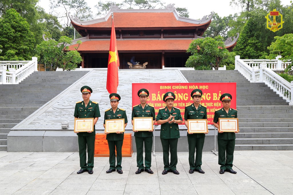 Binh chủng Hóa học báo công dâng Bác tại Khu Di tích K9