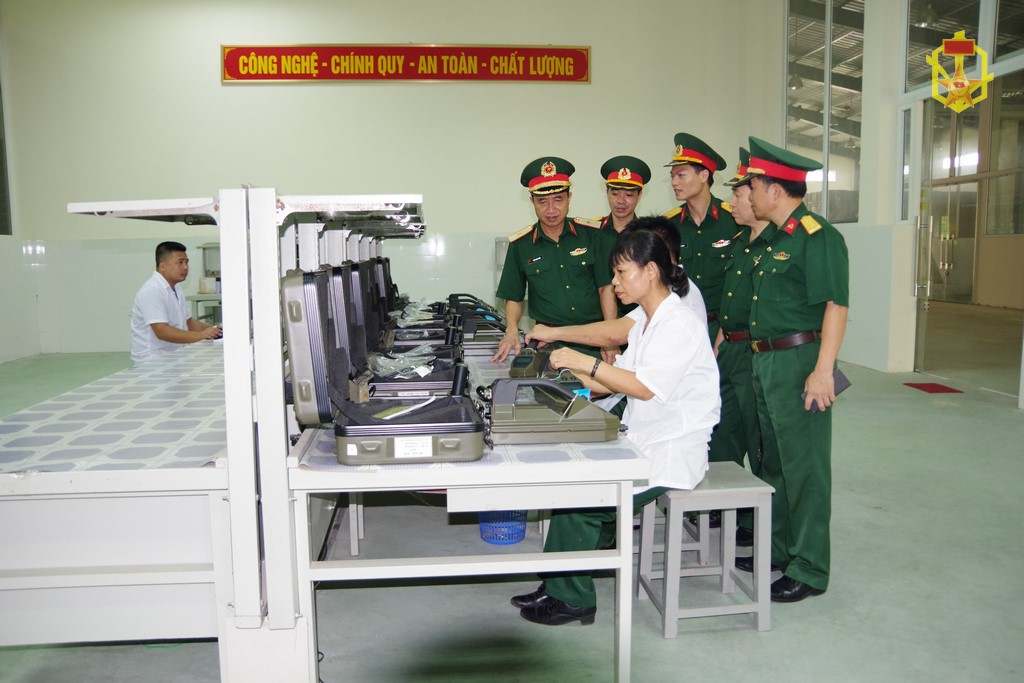 Đoàn công tác Bộ Tư lệnh Hóa học kiểm tra Kho Khí tài Hóa học 61