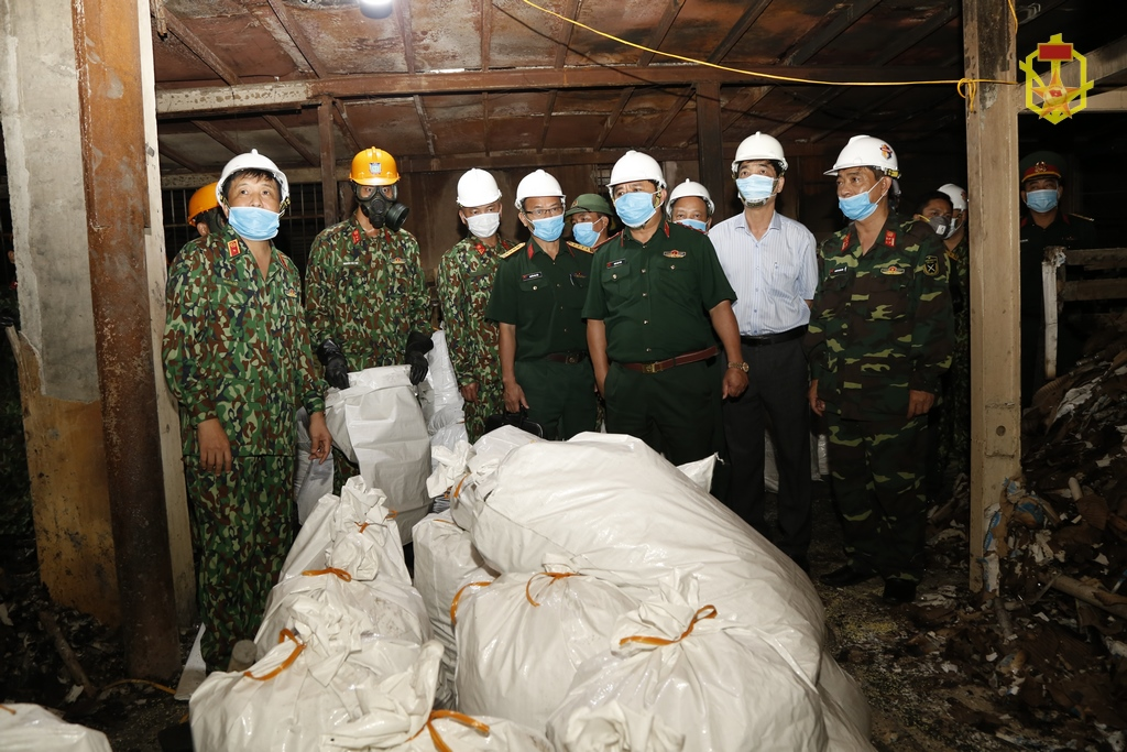 Binh chủng Hoá học đơn vị trực tiếp thực hiện nhiệm vụ tiêu tẩy độc tại kho Rạng Đông