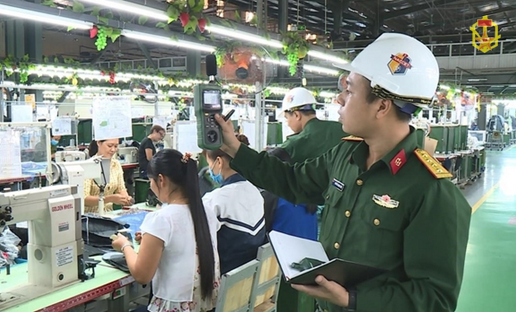 Bộ đội Hóa học lấy mẫu, tìm nguyên nhân ngộ độc tại Vĩnh Phúc