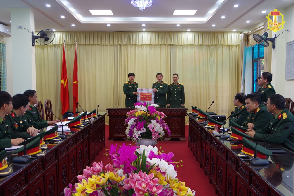 Thủ trưởng Bộ Tư lệnh kiểm tra SSCĐ và chúc tết cán bộ, chiến sĩ Lữ đoàn 86