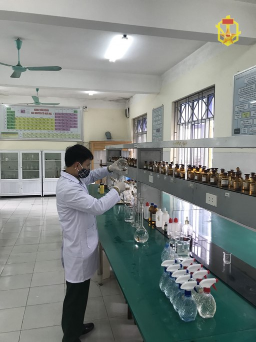 Trường Sĩ quan Phòng hóa sản xuất dung dịch rửa tay khô theo chuẩn WHO góp phần phòng chống dịch bệnh 2019 – NCOV