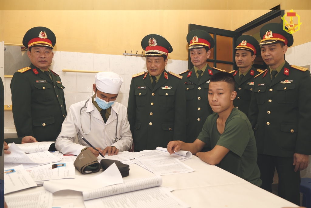 Tư lệnh Binh chủng Hóa học kiểm tra công tác chuẩn bị tiếp nhận chiến sĩ mới và ra quân huấn luyện năm 2020 của Lữ đoàn 86