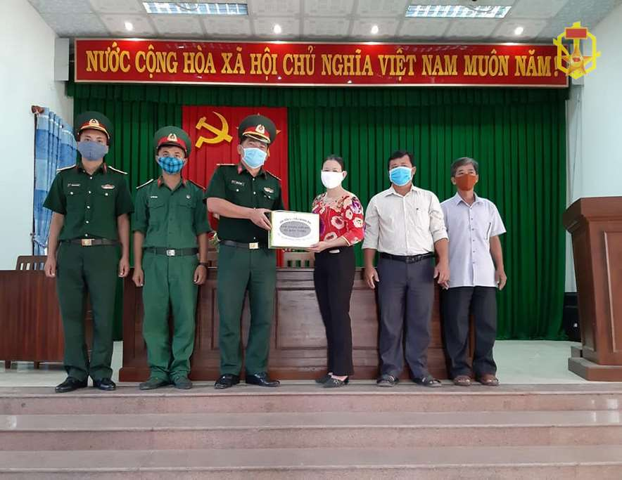 Tiểu đoàn 906 đã trao tặng quỹ ủng hộ phòng chống dịch Covid -19
