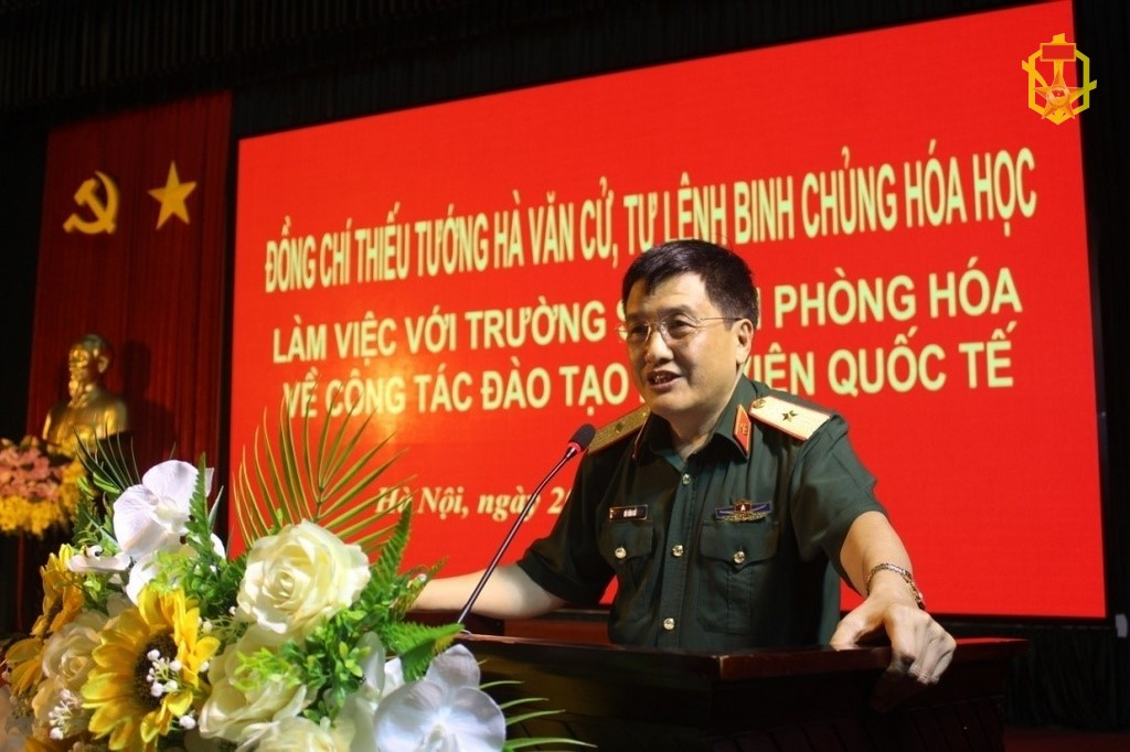 Tư lệnh Binh chủng làm việc với trường Sĩ quan Phòng hóa về công tác quản lý, đào tạo học viên quốc tế