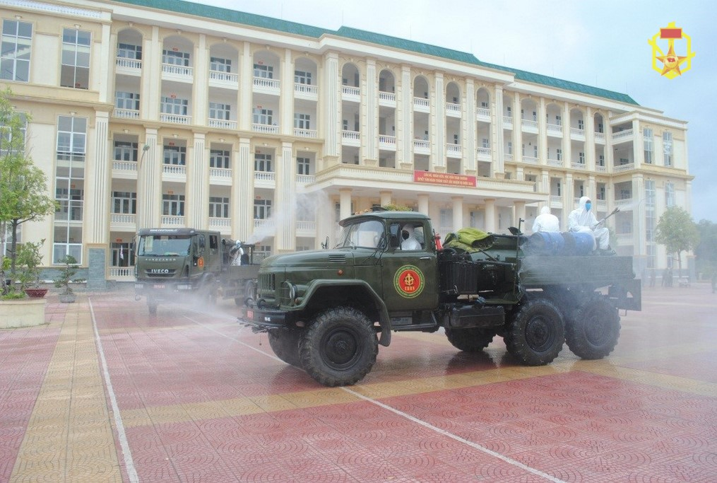 Binh chủng Hóa học tiêu độc, khử trùng phòng Covid - 19 tại trường quân sự Bộ Tư lệnh Thủ đô Hà Nội