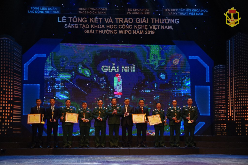 Nhóm tác giả viện hóa học môi trường quân sự nhận giải thưởng khoa học công nghệ Việt Nam (VIFOTEC) năm 2019
