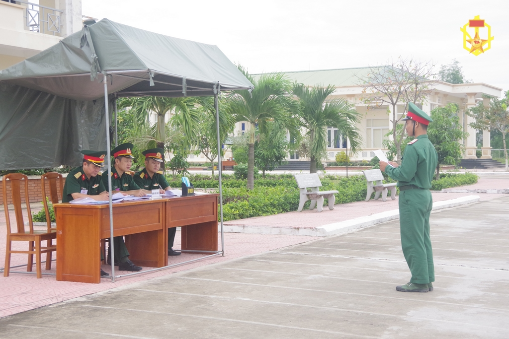 Lữ đoàn 87 tổ chức thi tốt nghiệp và bế giảng cho học viên đào tạo Hạ sĩ quan - chỉ huy Hóa học khóa k42