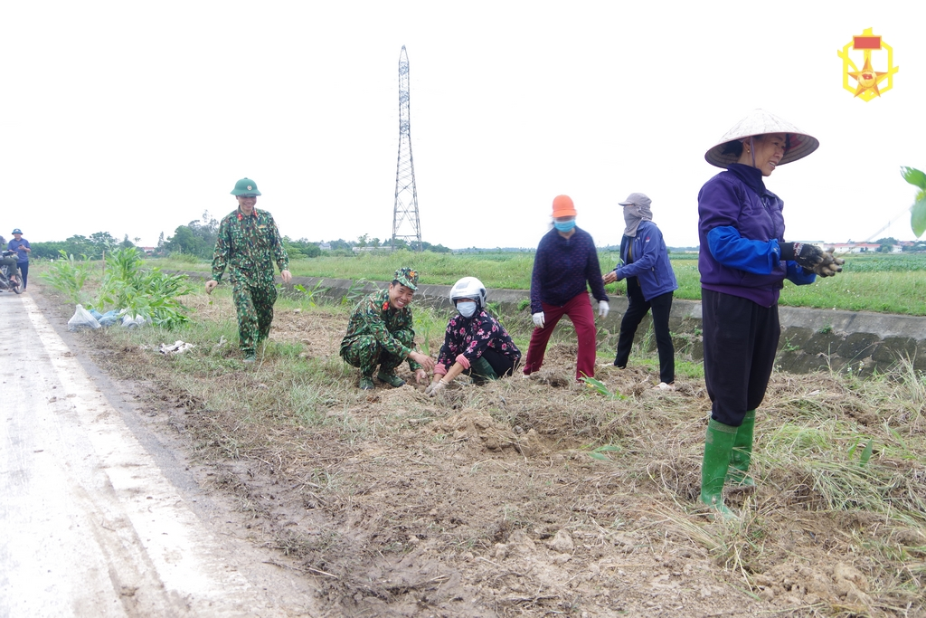 Cán bộ, chiến sĩ Lữ đoàn 86 tích cực tham gia làm công tác dân vận
