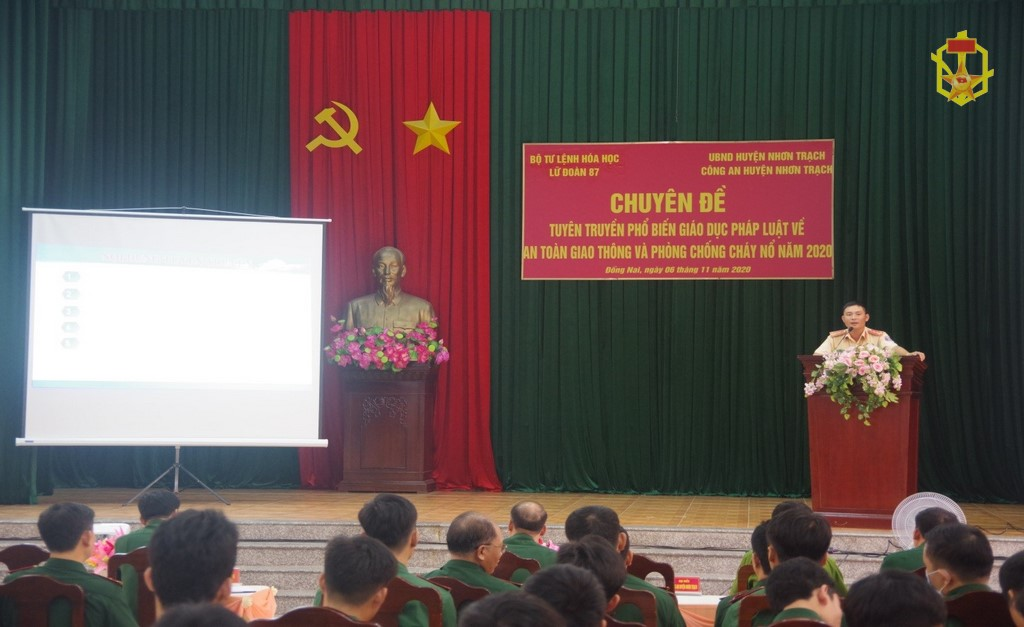 Lữ doàn 87 tổ chức tuyên truyền, phổ biến giáo dục pháp luật về an toàn giao thông và phòng chống cháy nổ