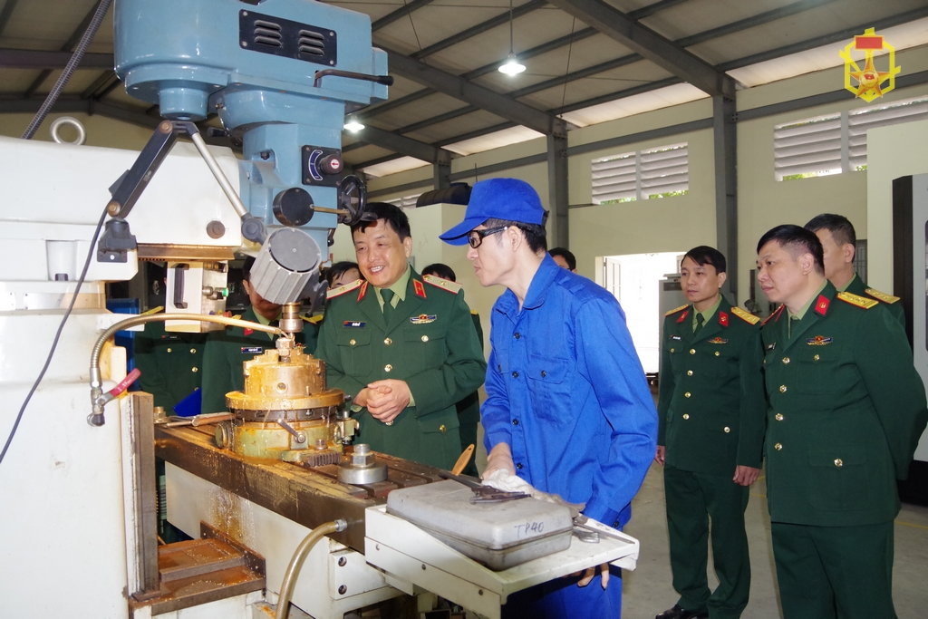 Đồng chí Tư lệnh Binh chủng và đoàn công tác xuống kiểm tra Nhà máy X61