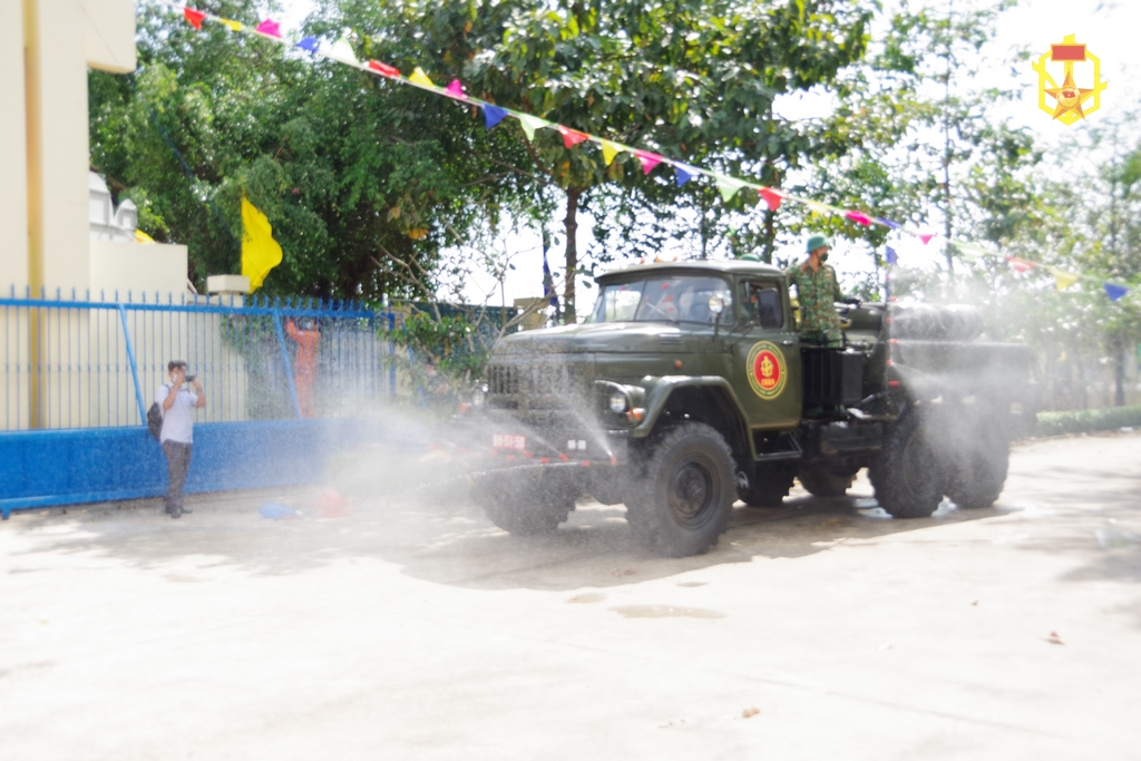 Lữ đoàn 87 tiến hành tiêu độc, khử trùng phòng chống dịch Co vid - 19 tại các khu vực giao nhận quân trên địa bàn huyện Nhơn Trạch, tỉnh Đồng Nai