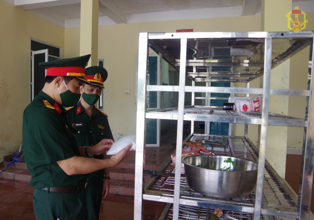 Thủ trưởng Bộ Tư lệnh kiểm tra chất lượng huấn luyện, quản lý chiến sĩ mới của Lữ đoàn 86