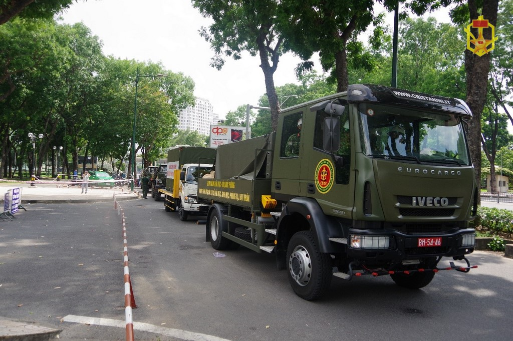 Bộ đội Hóa học phun khử khuẩn trên địa bàn quận Gò Vấp, Thành phố Hồ Chí Minh