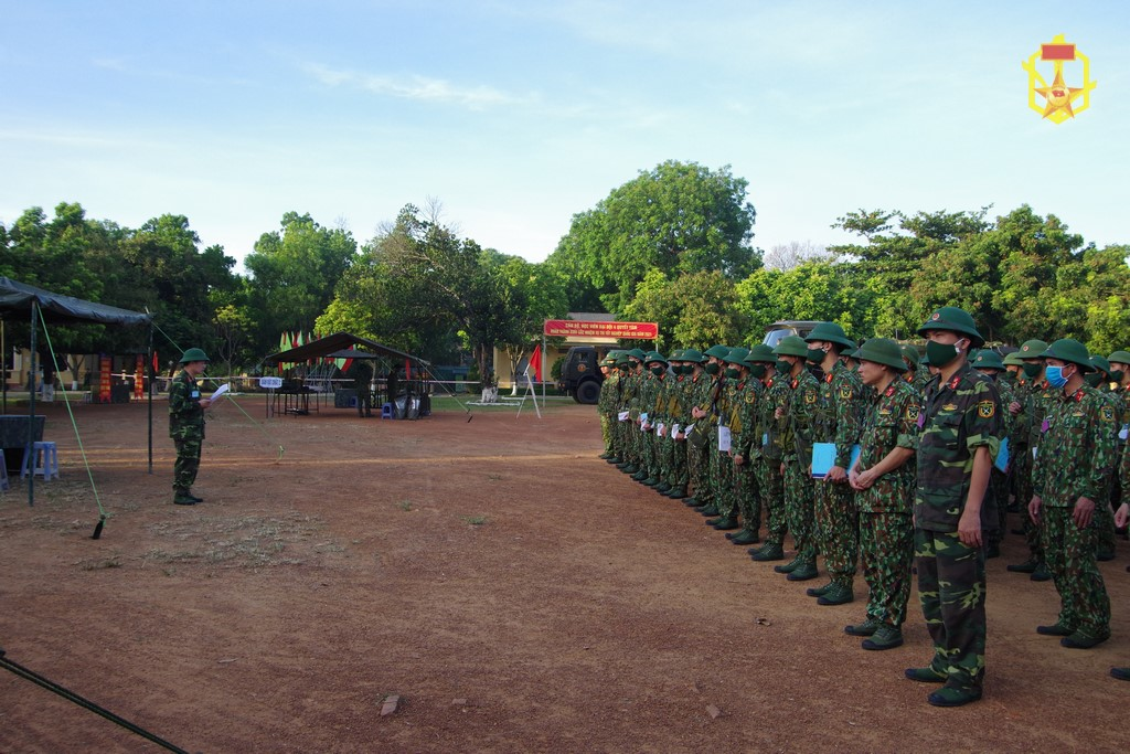 Trường Sĩ quan Phòng hóa tổ chức thi tốt nghiệp môn Kỹ thuật CMBC cho học viên Đại đội 4