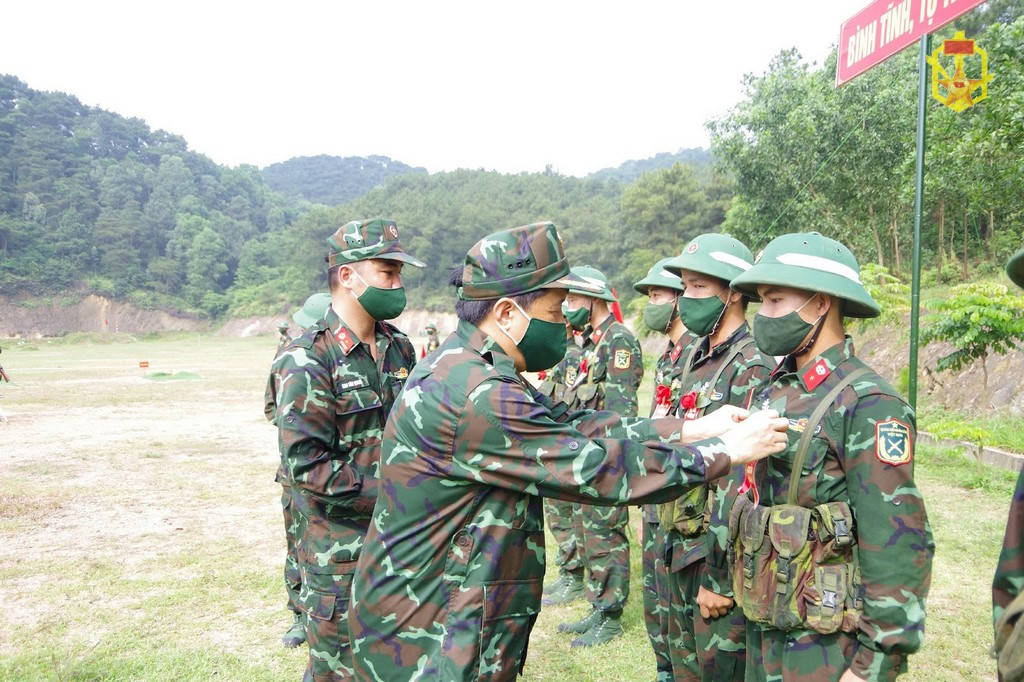 Tư lệnh Binh chủng Hóa học kiểm tra Lữ đoàn 86