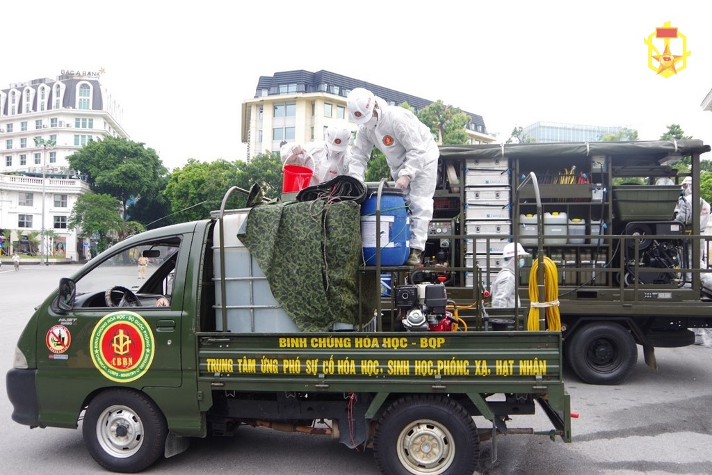 Binh chủng Hóa học tiến hành phun khử khuẩn diện rộng trên địa bàn Hà Nội