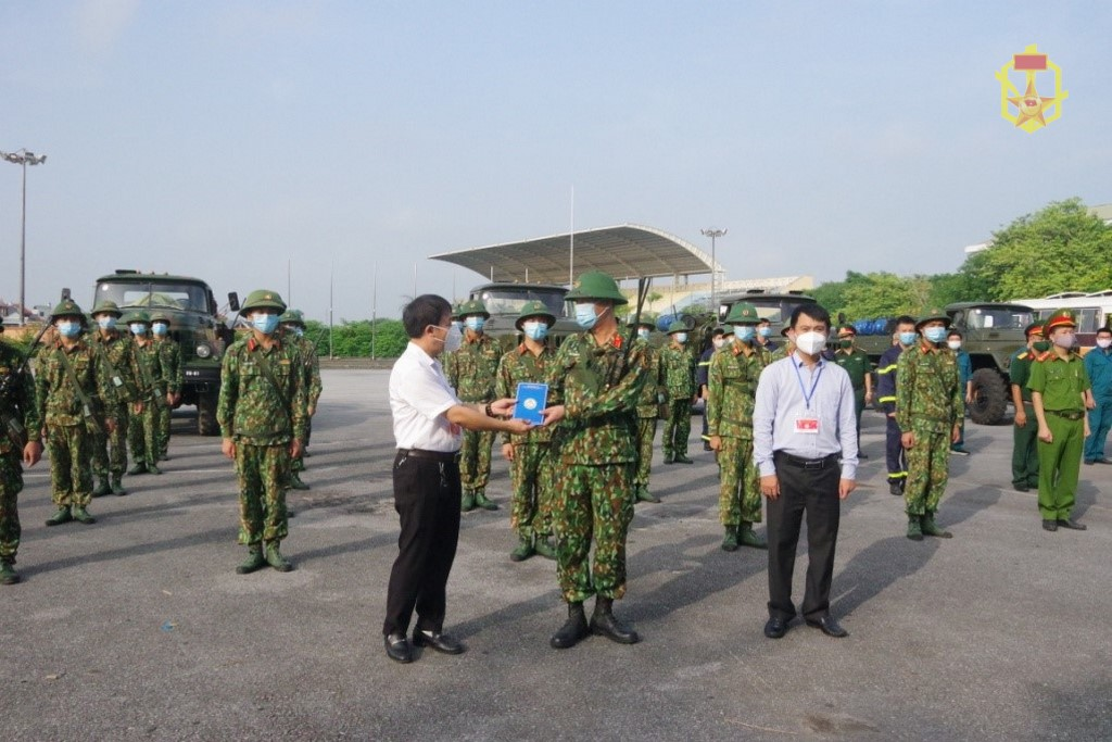 Trường Sĩ quan Phòng hóa tiến hành phun khử khuẩn diện rộng phòng, chống dịch Covid-19 trên địa bàn thị xã Sơn Tây, Thành phố Hà Nội