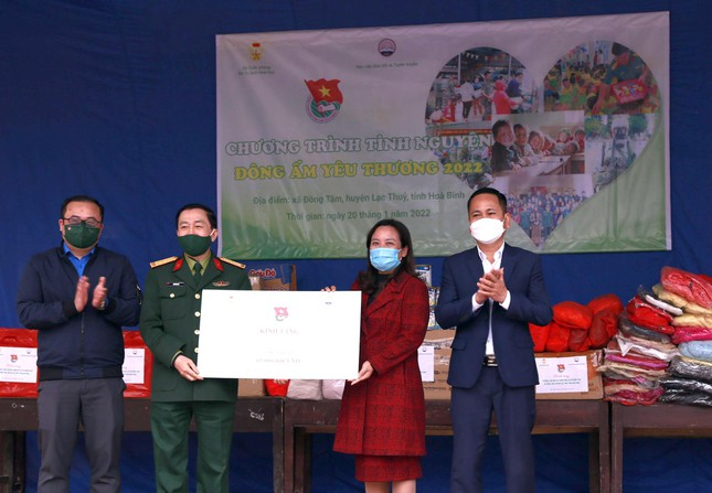 Hàng trăm suất quà "Đông ấm yêu thương" tặng học sinh vùng khó