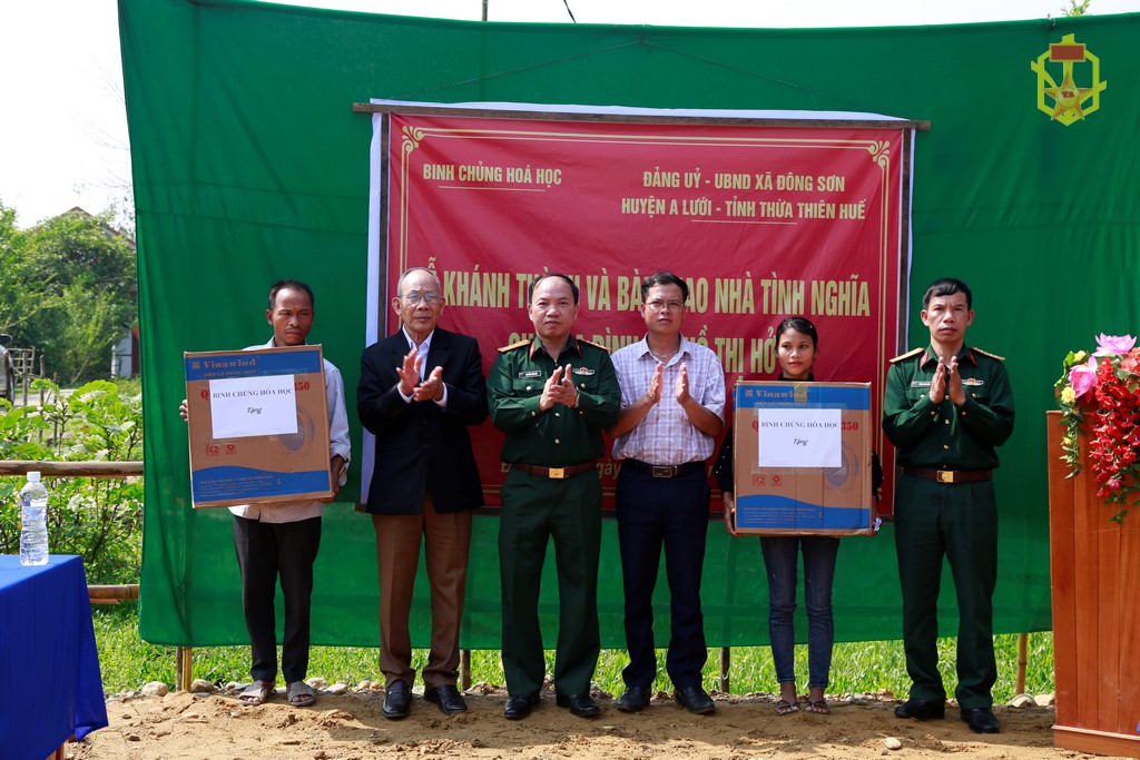 Trao nhà tình nghĩa cho gia đình chính sách