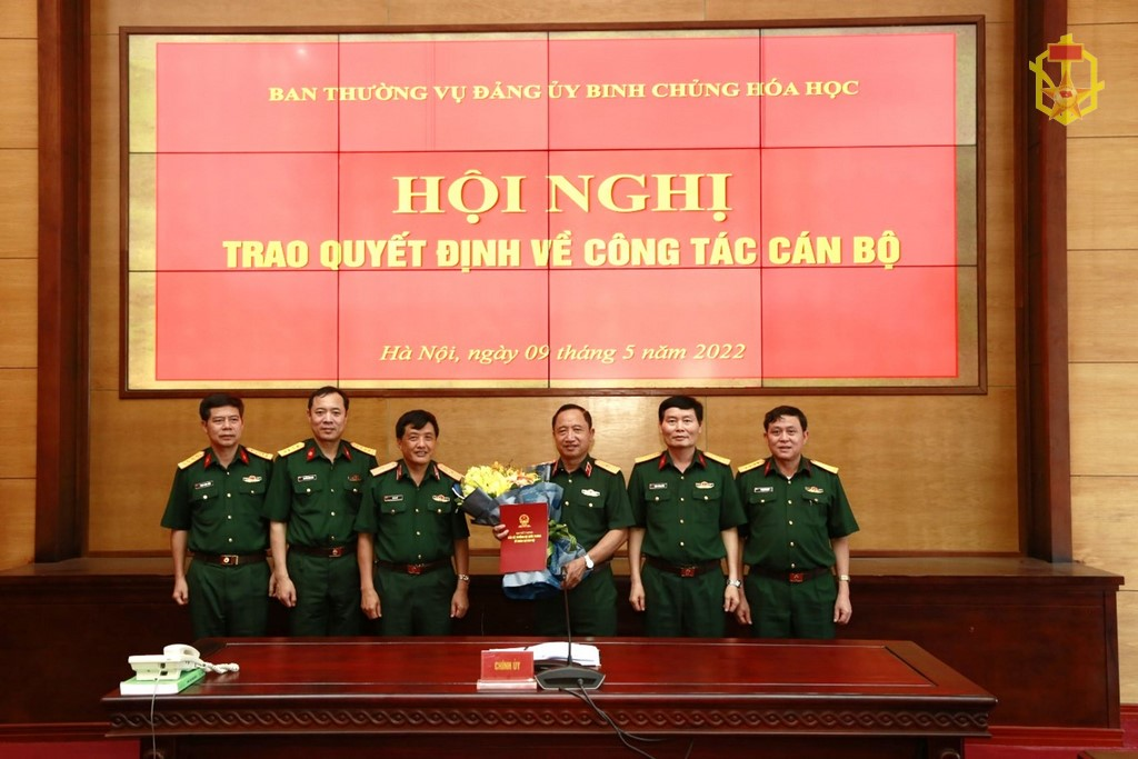 Bàn giao chức trách, nhiệm vụ Bí thư Đảng ủy Binh chủng Hóa học