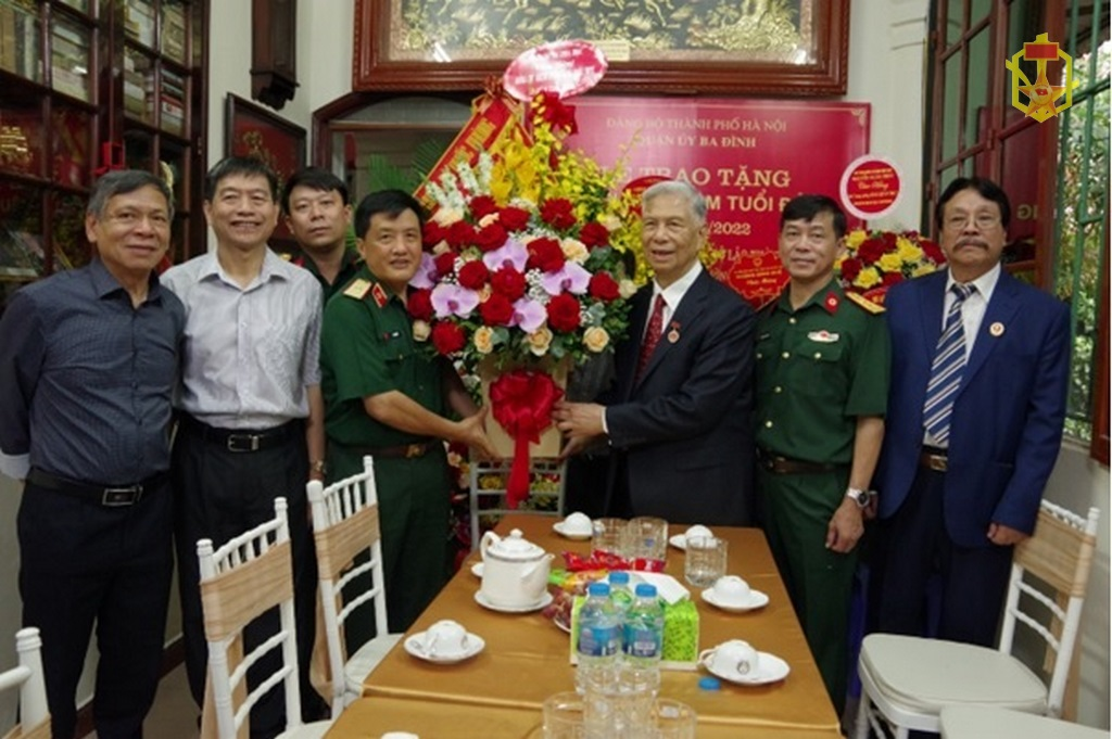 Thăm và tặng quà cho đồng chí trung tướng Đặng Quân Thụy nhân dịp 75 năm tuổi Đảng