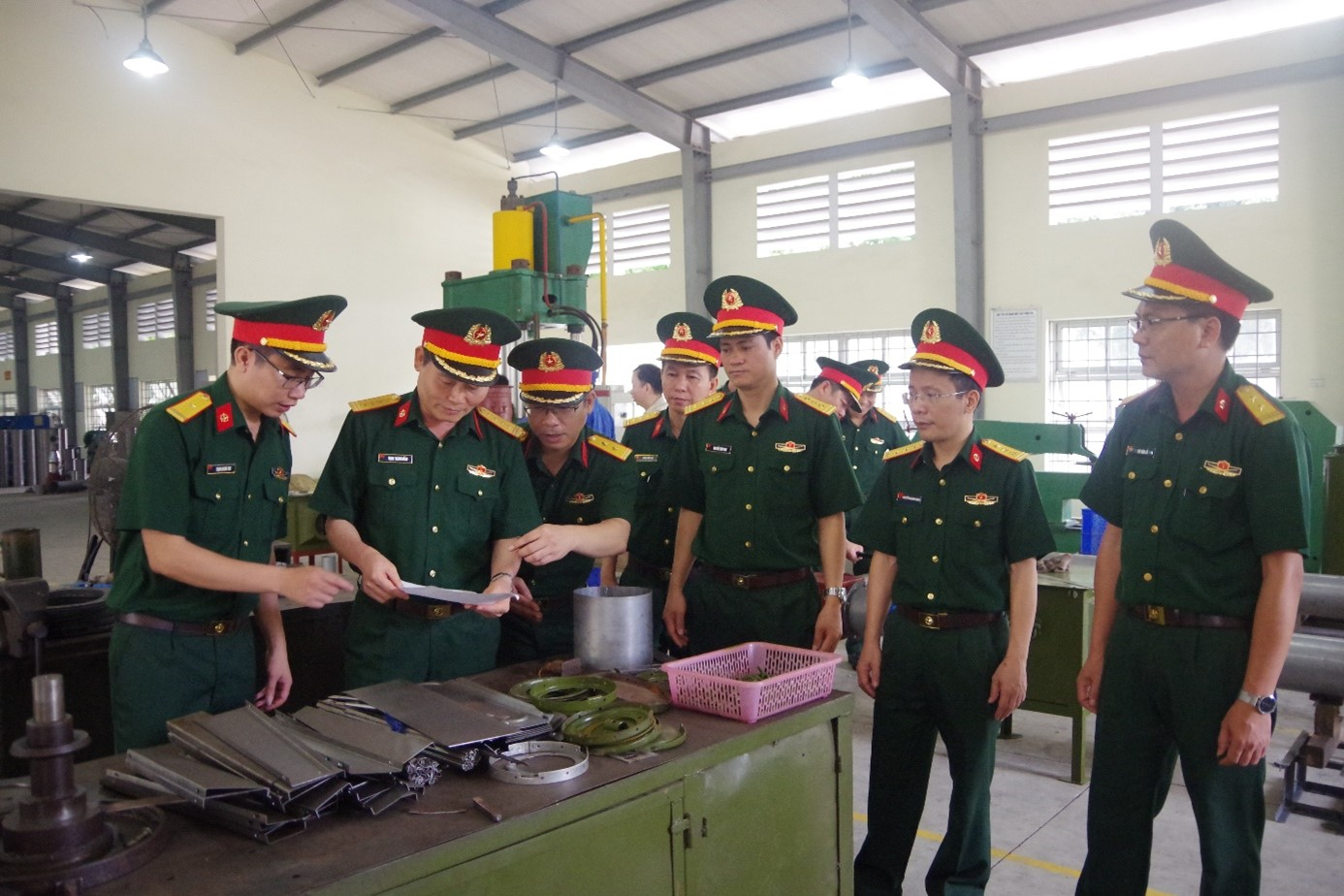 Chính uỷ Binh chủng kiểm tra và làm việc với nhà máy X61