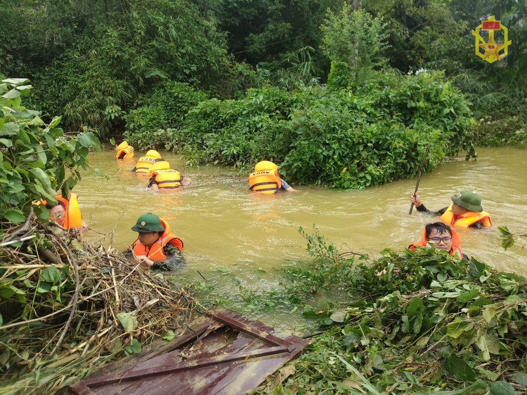 Kho K63 phối hợp cùng địa phương tham gia tìm kiếm người mất tích do mưa lũ