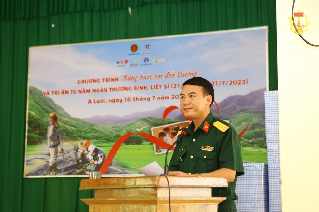 Chương trình tình nguyện “Nâng bước em đến trường”