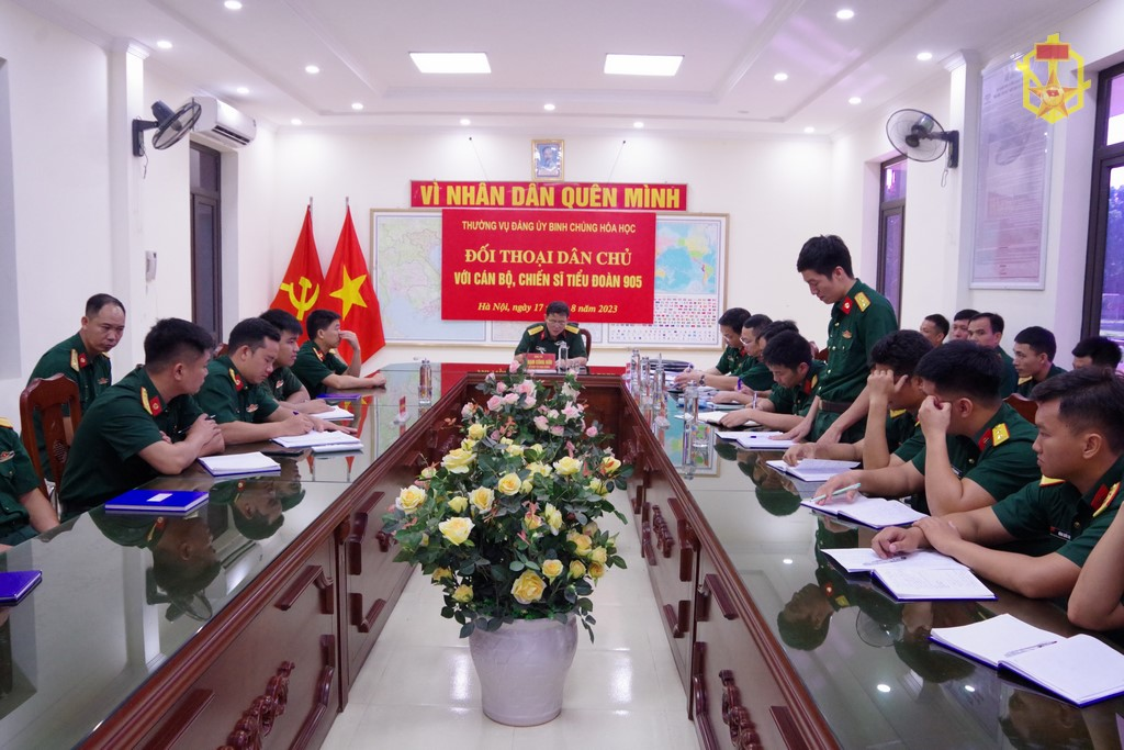 Thủ trưởng Bộ Tư lệnh Binh chủng Hóa học đối thoại dân chủ với cán bộ, chiến sĩ Tiểu đoàn 905.