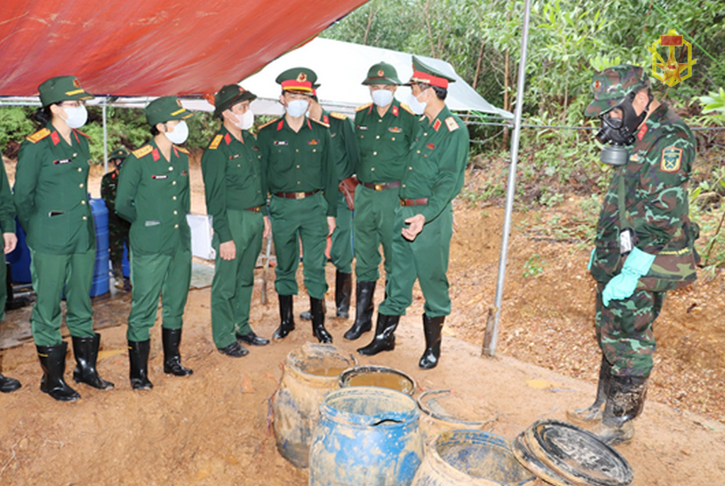 Cục Khoa học Quân sự/BQP kiểm tra tiến độ và kết quả thực hiện nhiệm vụ bảo vệ môi trường năm 2023 do Viện Hóa học Môi trường quân sự/BCHH chủ trì thực hiện