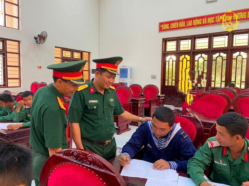 Bám sát yêu cầu đào tạo trong diễn tập vòng tổng hợp cuối khóa đào tạo Tiểu đội trưởng Hóa học k45