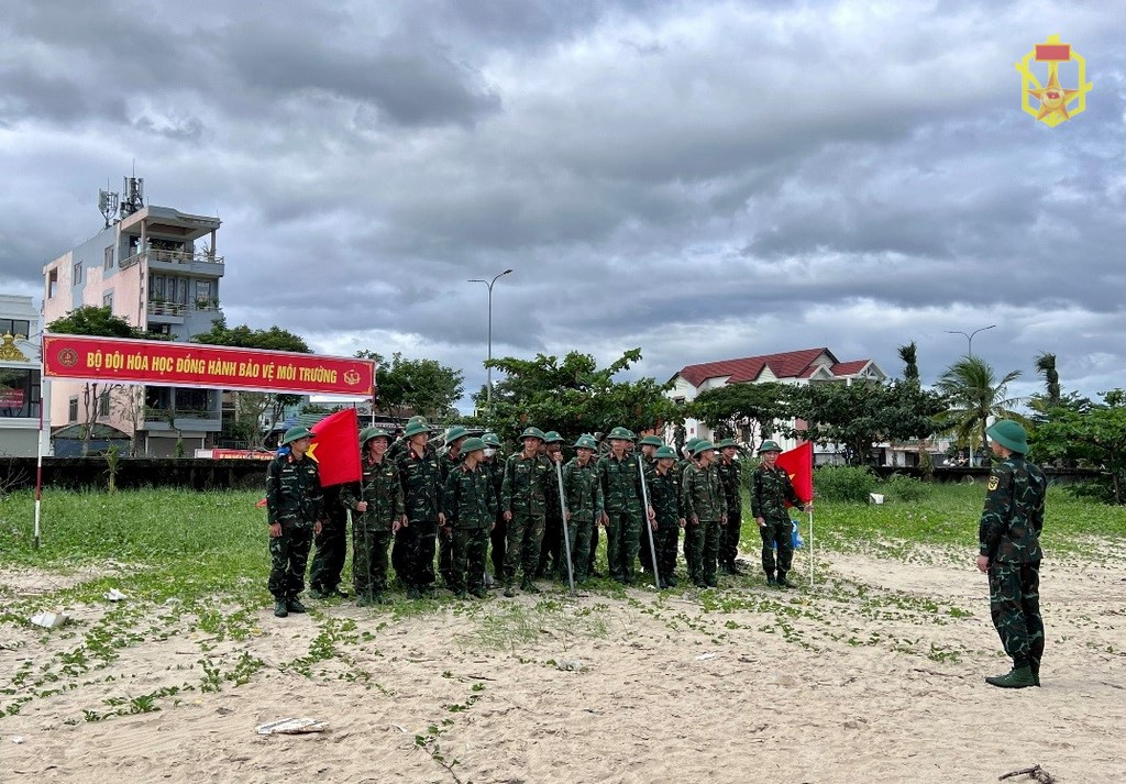 Tiểu đoàn 906 tham gia thu gom rác thải, vệ sinh môi trường sau mưa lũ