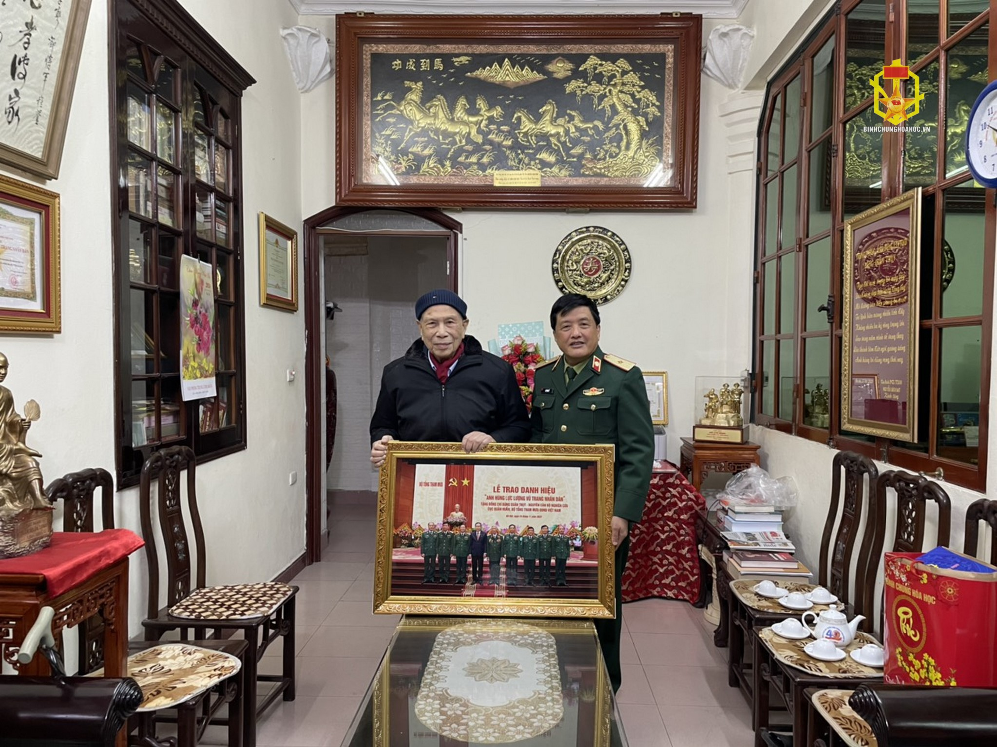 Đồng chí Thiếu tướng Hà Văn Cử, Phó bí thư Đảng ủy - Tư lệnh Binh chủng Hóa học tri ân, chúc Tết các đồng chí nguyên Tư lệnh Binh chủng.