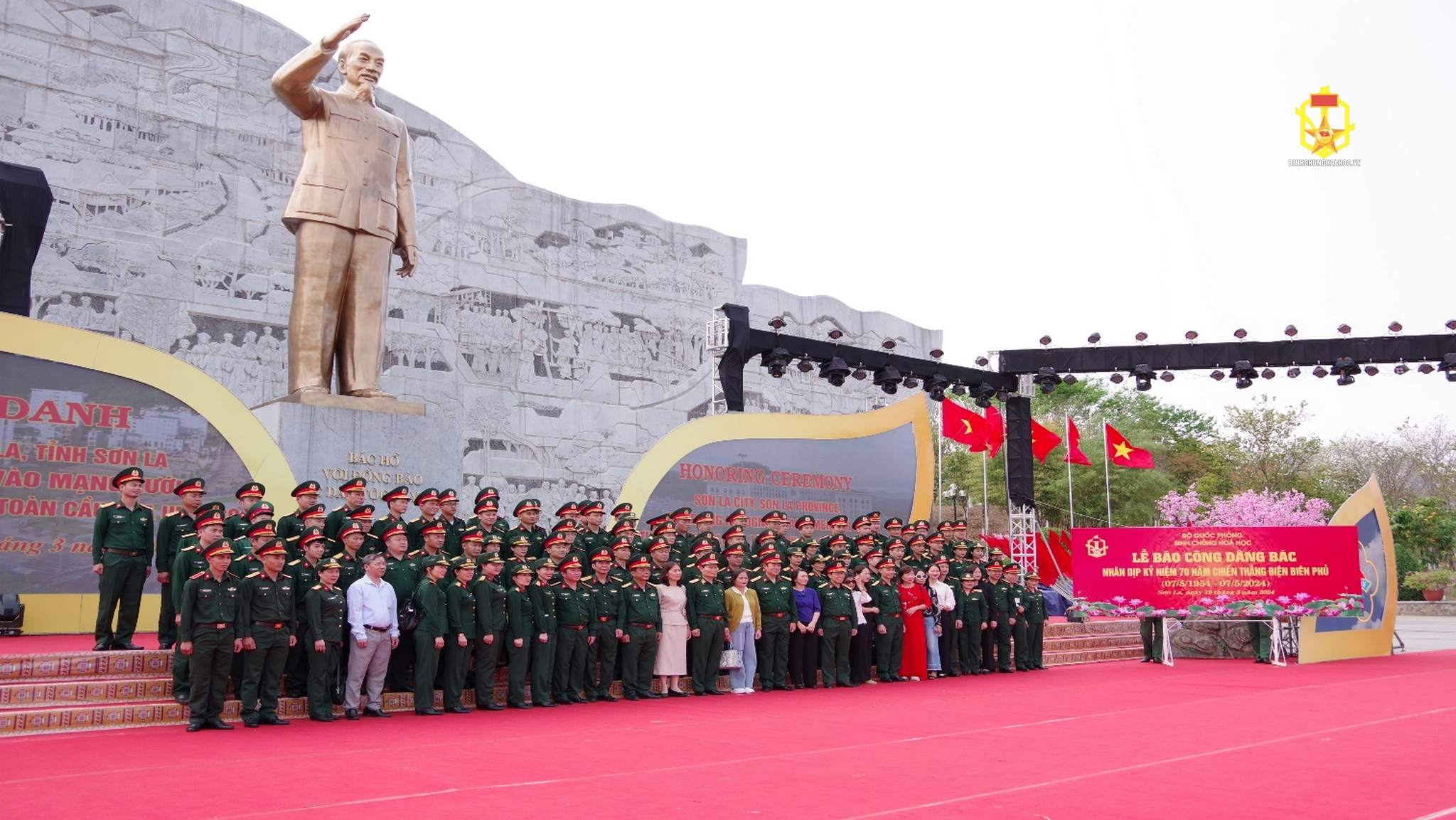Binh chủng Hóa học hành quân về nguồn thăm và tặng quà các gia đình chính sách nhân dịp kỉ niệm 70 năm chiến thắng Điện Biên Phủ