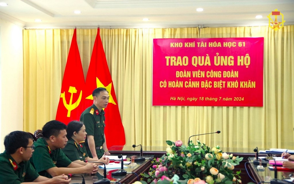 Kho Khí tài Hoá học 61 trao quà cho đoàn viên Công đoàn có hoàn cảnh khó khăn