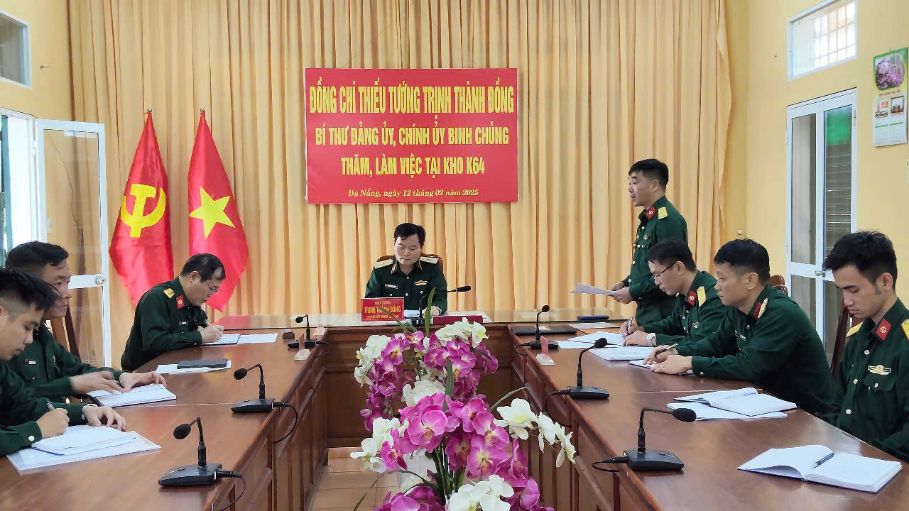 Chính ủy Binh chủng thăm, làm việc tại Kho K64