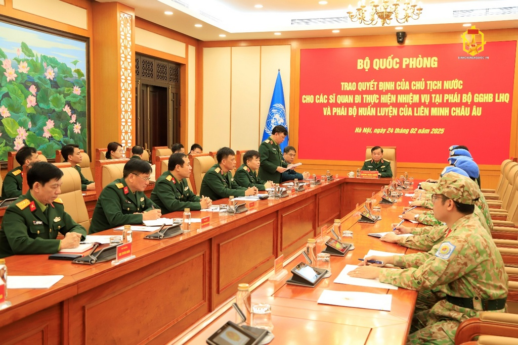 Trao Quyết định của Chủ tịch nước cho các sĩ quan đi làm nhiệm vụ gìn giữ hòa bình Liên hợp quốc