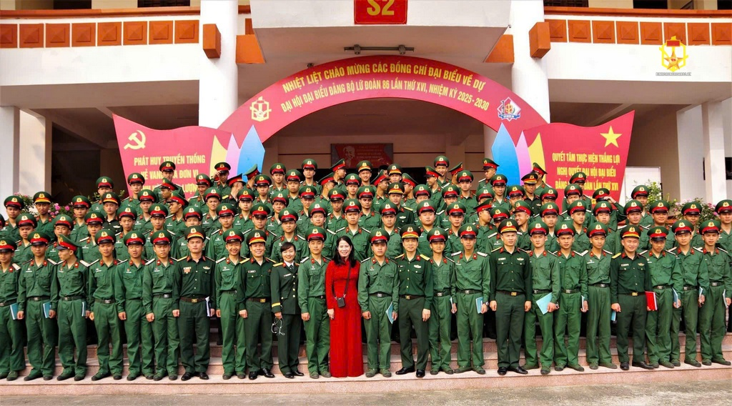 Cục Chính trị tổ chức triển lãm sách, tranh ảnh, tư liệu tại Lữ đoàn 86