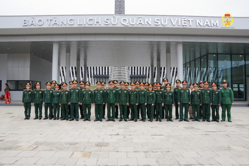 Kho Khí tài Hóa học 61 tham quan Bảo tàng Lịch sử Quân sự Việt Nam