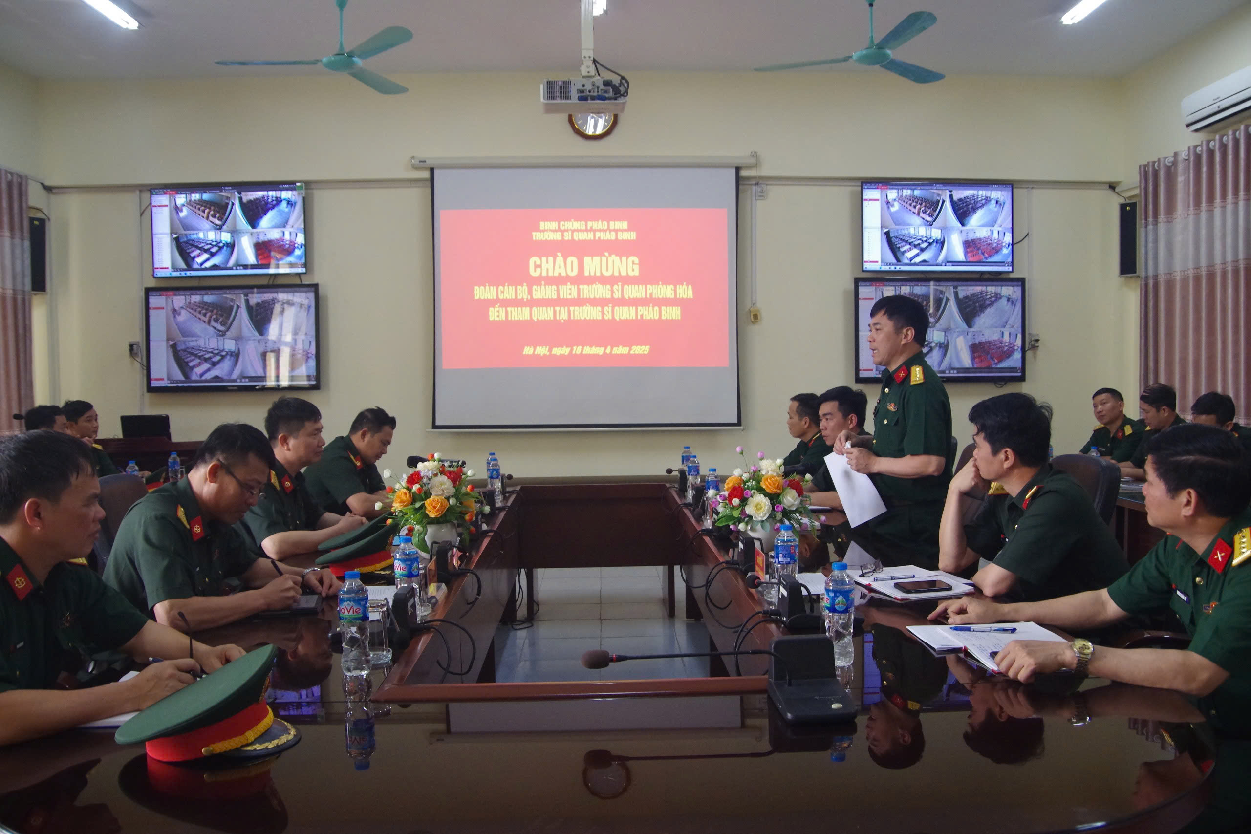 Cán bộ, giảng viên Trường Sĩ quan Phòng hóa tham quan, học tập thực tế tại Trường Sĩ quan Pháo binh